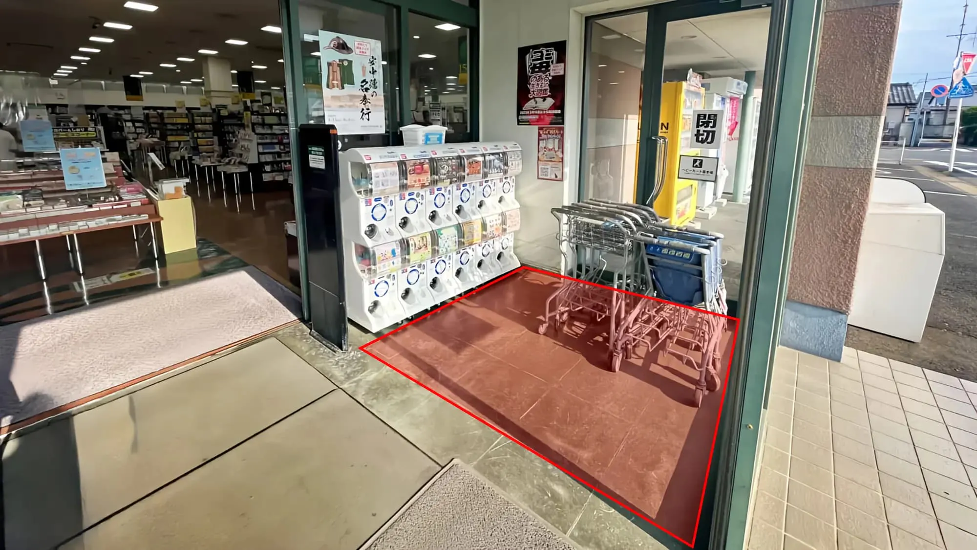 【ブックマンズアカデミー太田店】キャンペーンやプロモーションに最適！地域密着型書店の風除室スペース