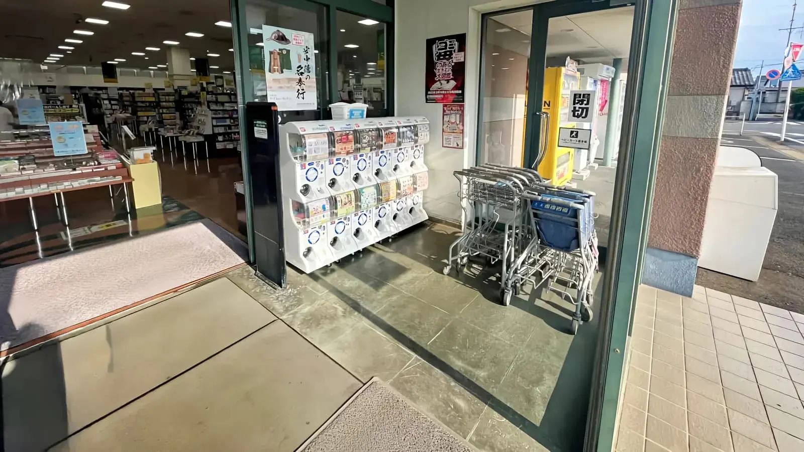 【ブックマンズアカデミー太田店】キャンペーンやプロモーションに最適！地域密着型書店の風除室スペース