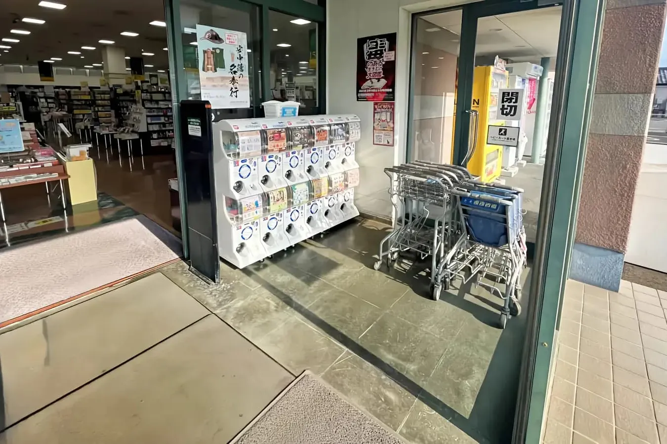 【ブックマンズアカデミー太田店】キャンペーンやプロモーションに最適!地域密着型書店の風除室スペース