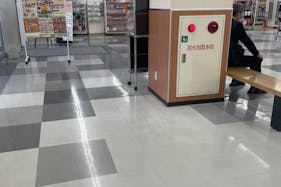 【買取NG】【スーパーセンターオークワ桜井】プロモーションに利用可能な階食品側の中央エレベーター前柱周りのスペース