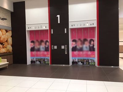 【イオンモール春日部】モール内広告 エレベーター扉