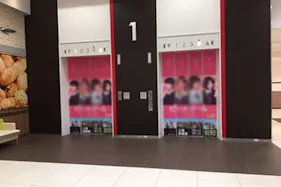 【イオンモール春日部】モール内広告 エレベーター扉