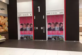【イオンモール春日部】モール内広告 エレベーター扉