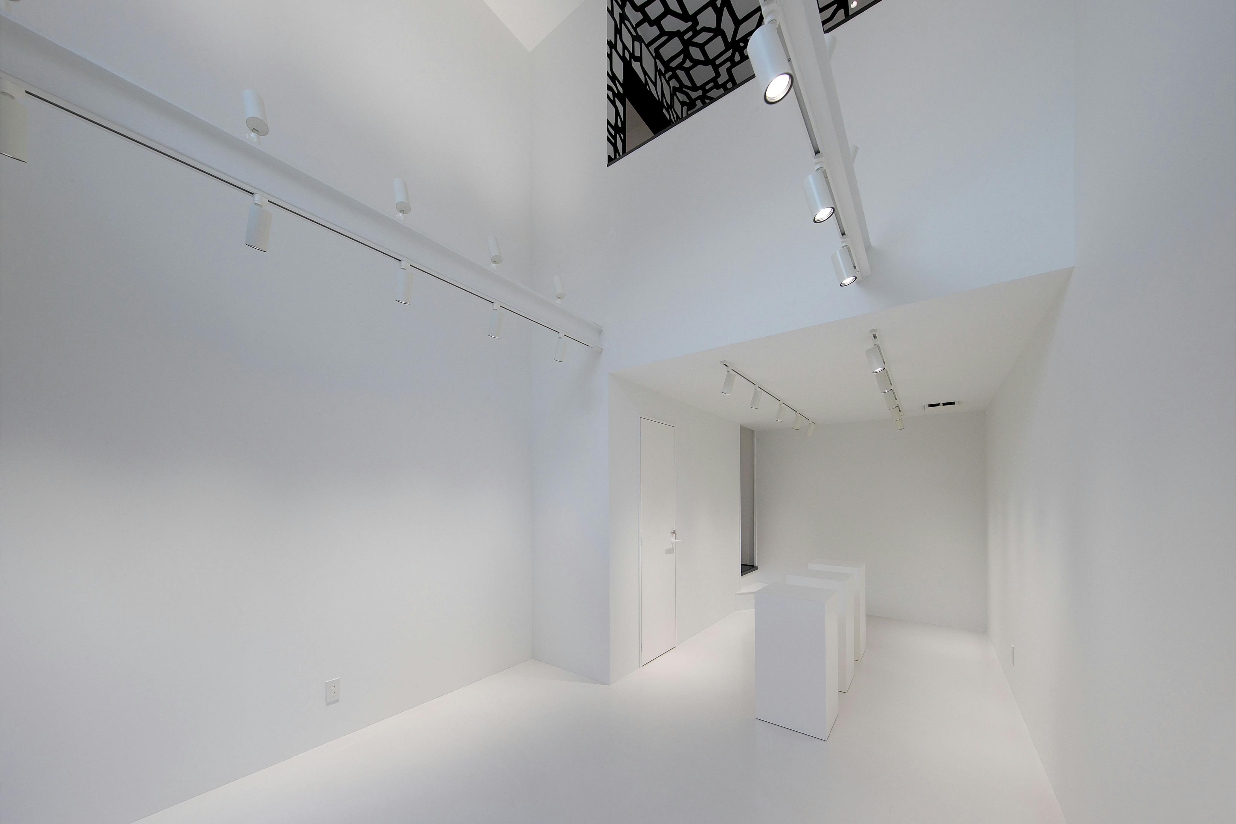 床も壁も真っ白なギャラリーとなっており、吹き抜け構造になっているため天井が高く、インスタレーションなどに適しています。