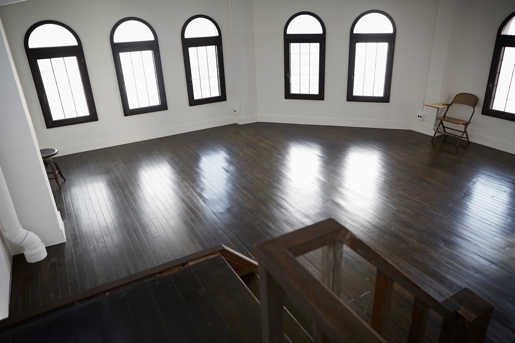 フロアで床の素材、窓の形状が違います。