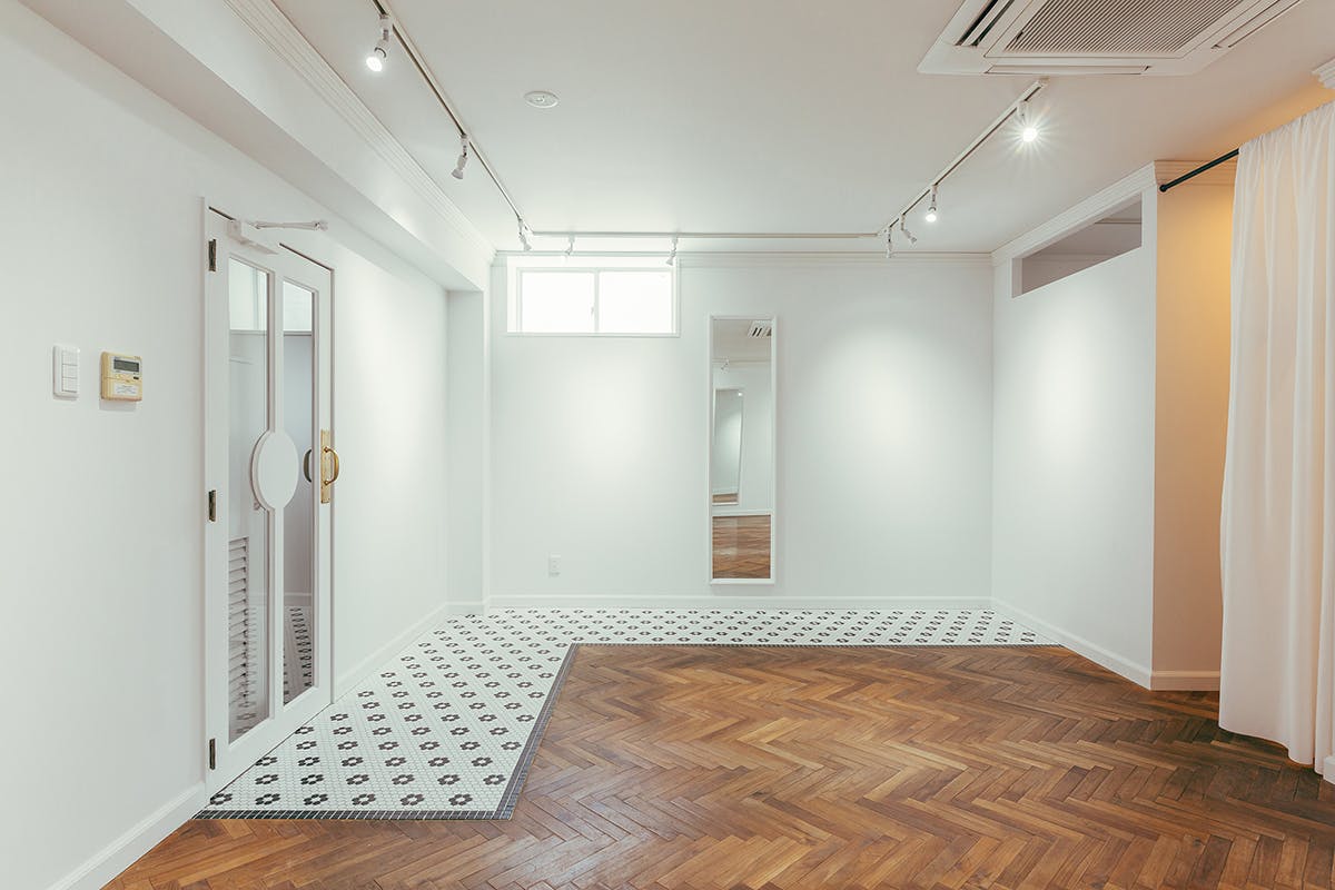 【四ツ橋駅2分】ポップアップストアや展示会に活用可能な、白を基調とした多様なフローリングのギャラリースペース