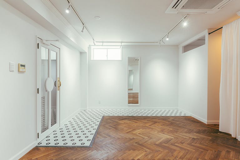 入口付近には鏡をご用意