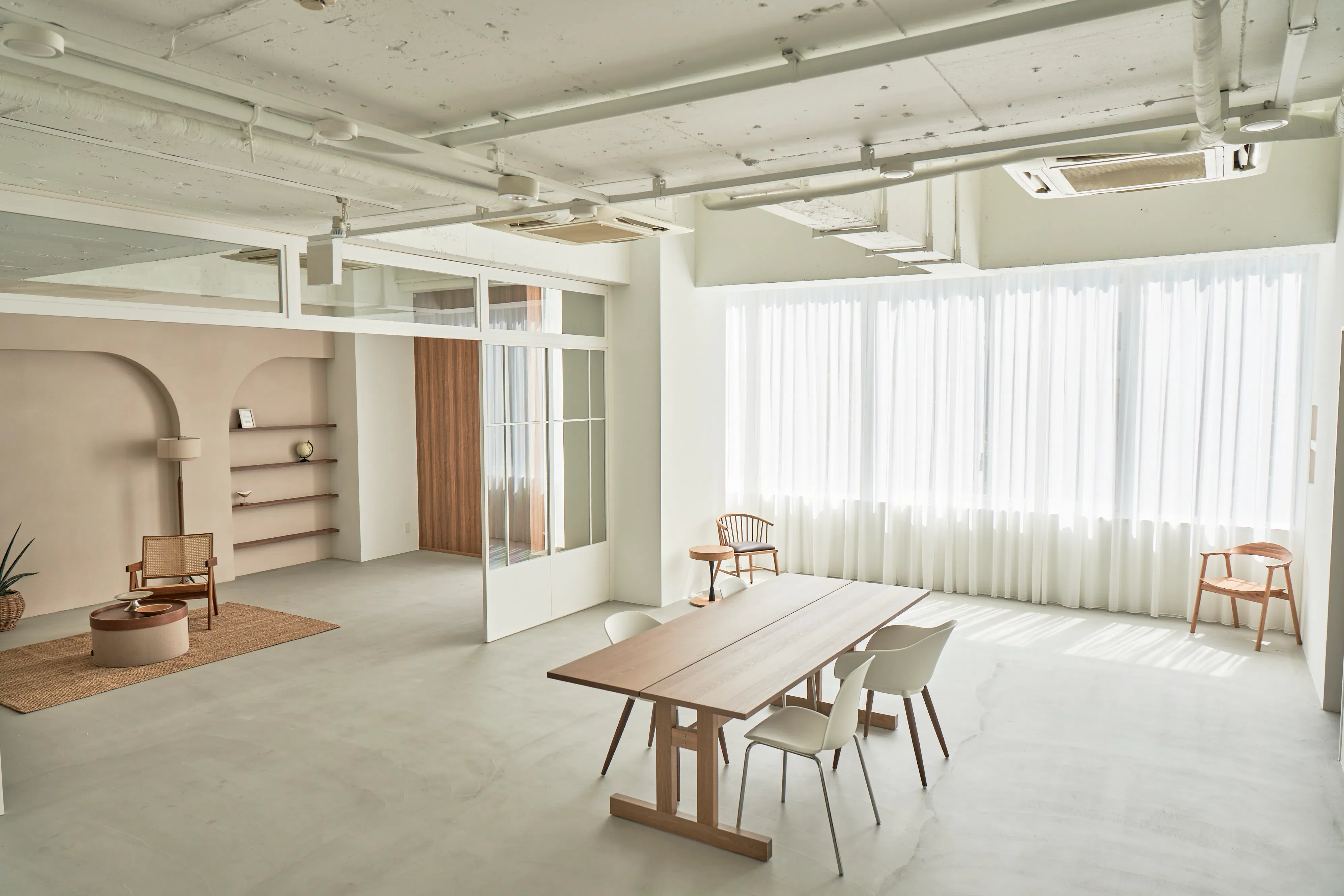 【渋谷駅6分】表参道駅からもアクセス可能!大型窓から自然光が入る洗練空間。アパレルEC・ブランド撮影利用におすすめのハウススタジオ