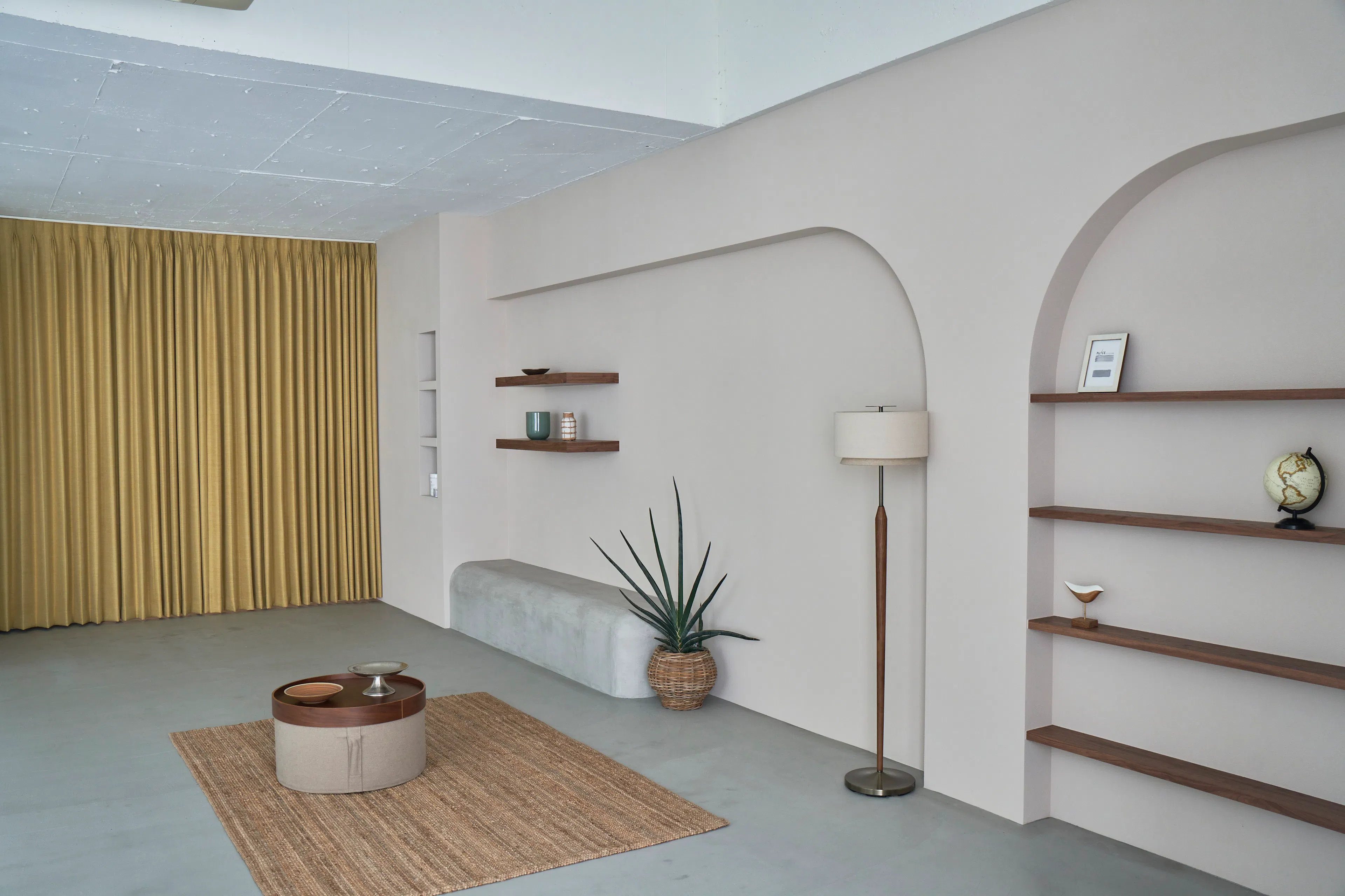 【渋谷駅6分】表参道駅からもアクセス可能!大型窓から自然光が入る洗練空間。アパレルEC・ブランド撮影利用におすすめのハウススタジオ