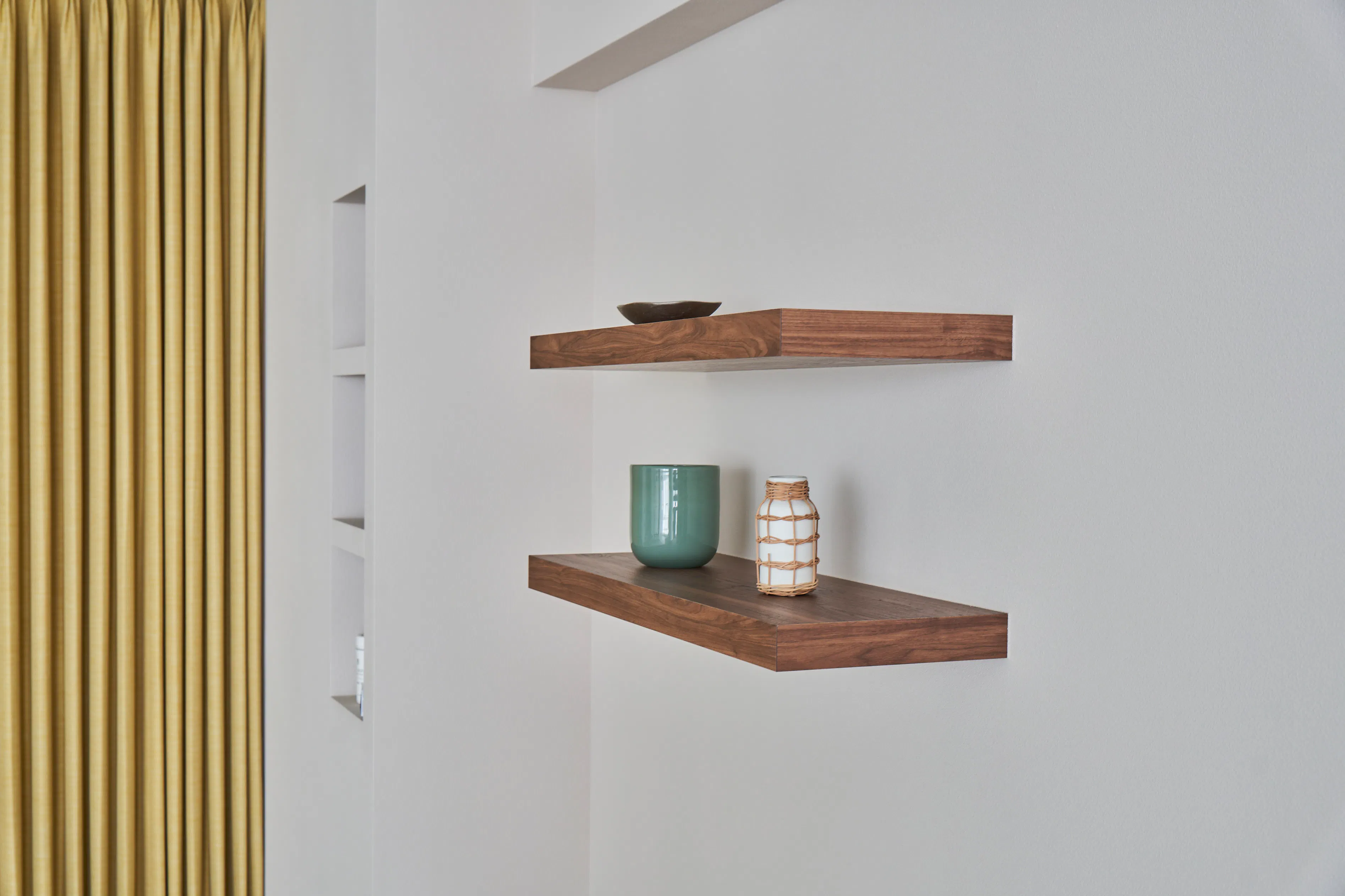 【渋谷駅6分】表参道駅からもアクセス可能!大型窓から自然光が入る洗練空間。アパレルEC・ブランド撮影利用におすすめのハウススタジオ