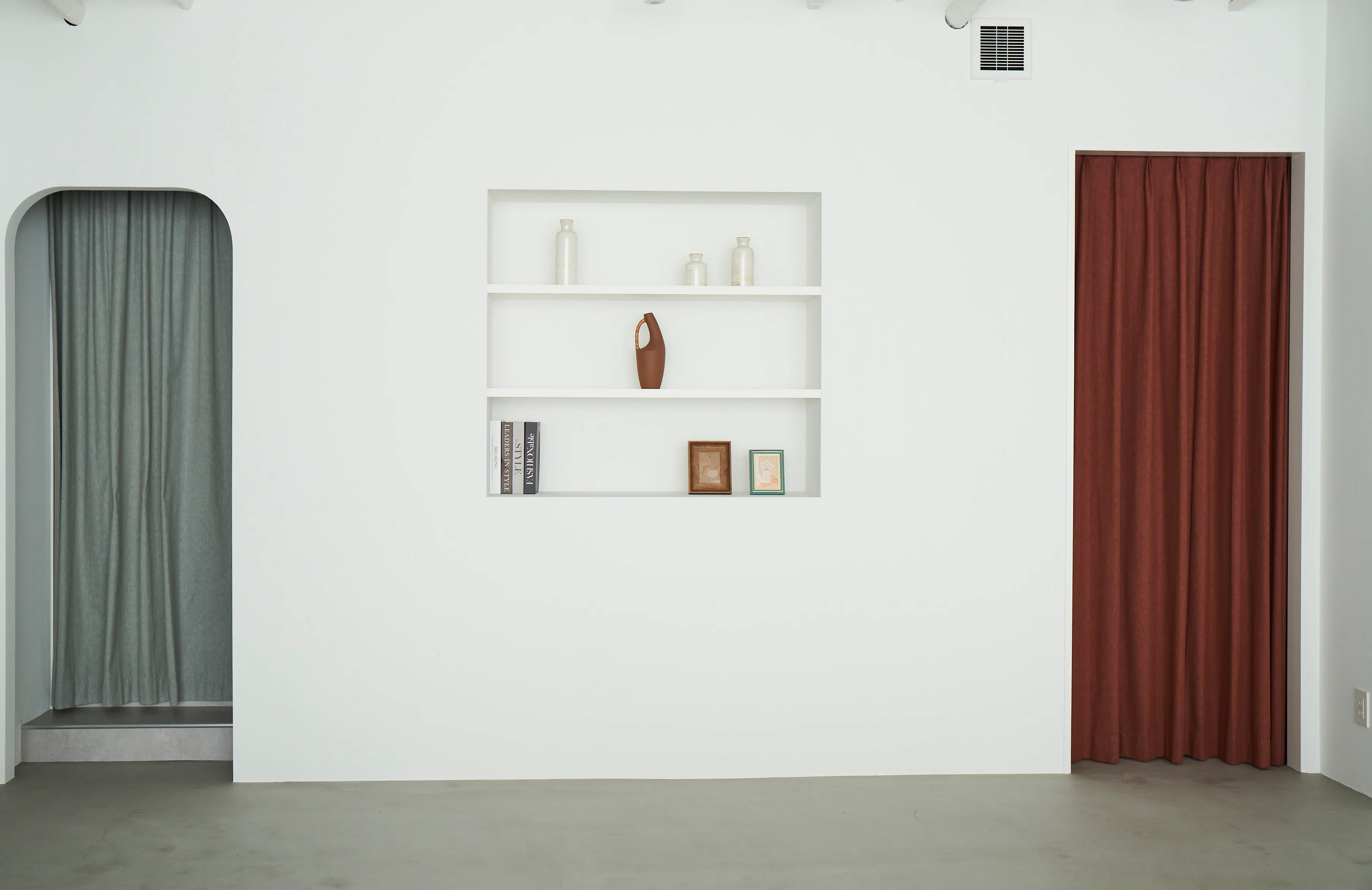 【渋谷駅6分】表参道駅からもアクセス可能！大型窓から自然光が入る洗練空間。アパレルEC・ブランド撮影利用におすすめのハウススタジオ