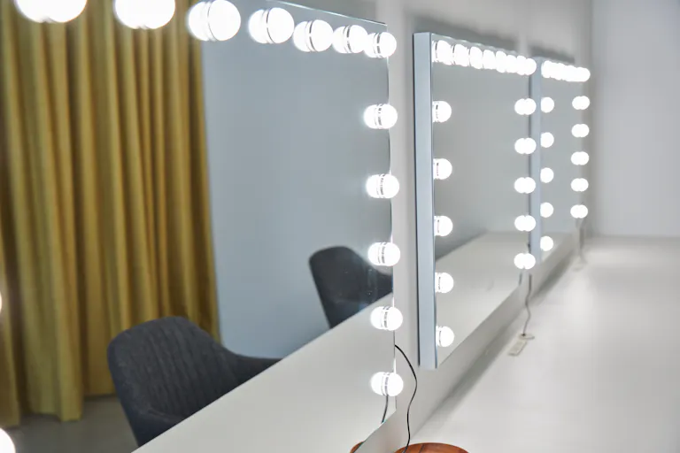 【116StudioAOYAMA】スペース22(照明付きのミラー)