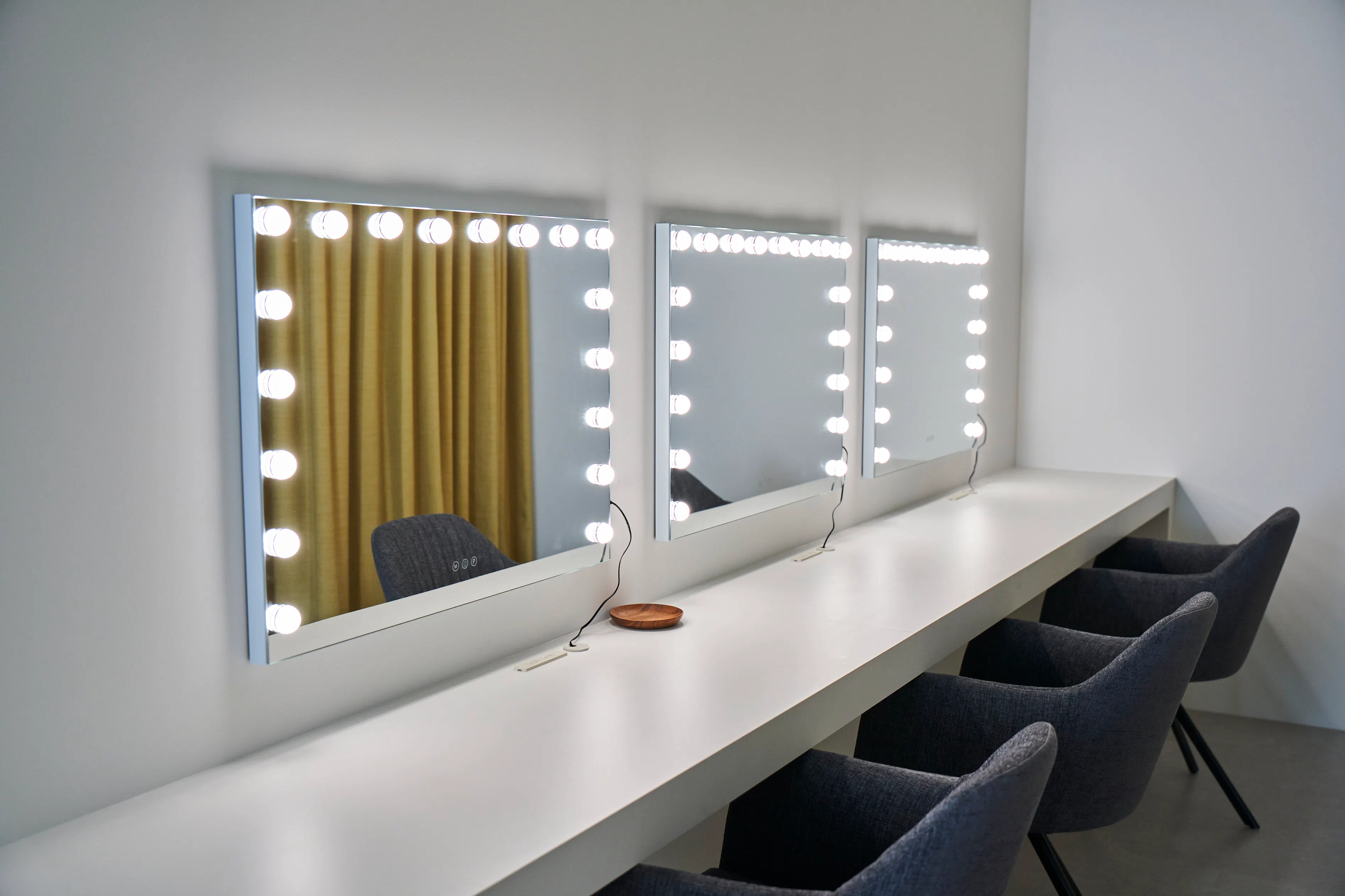 【渋谷駅6分】表参道駅からもアクセス可能!大型窓から自然光が入る洗練空間。アパレルEC・ブランド撮影利用におすすめのハウススタジオ