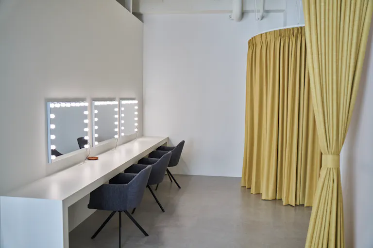 【116StudioAOYAMA】スペース20(メイクルーム奥にはフィッティングスペース)