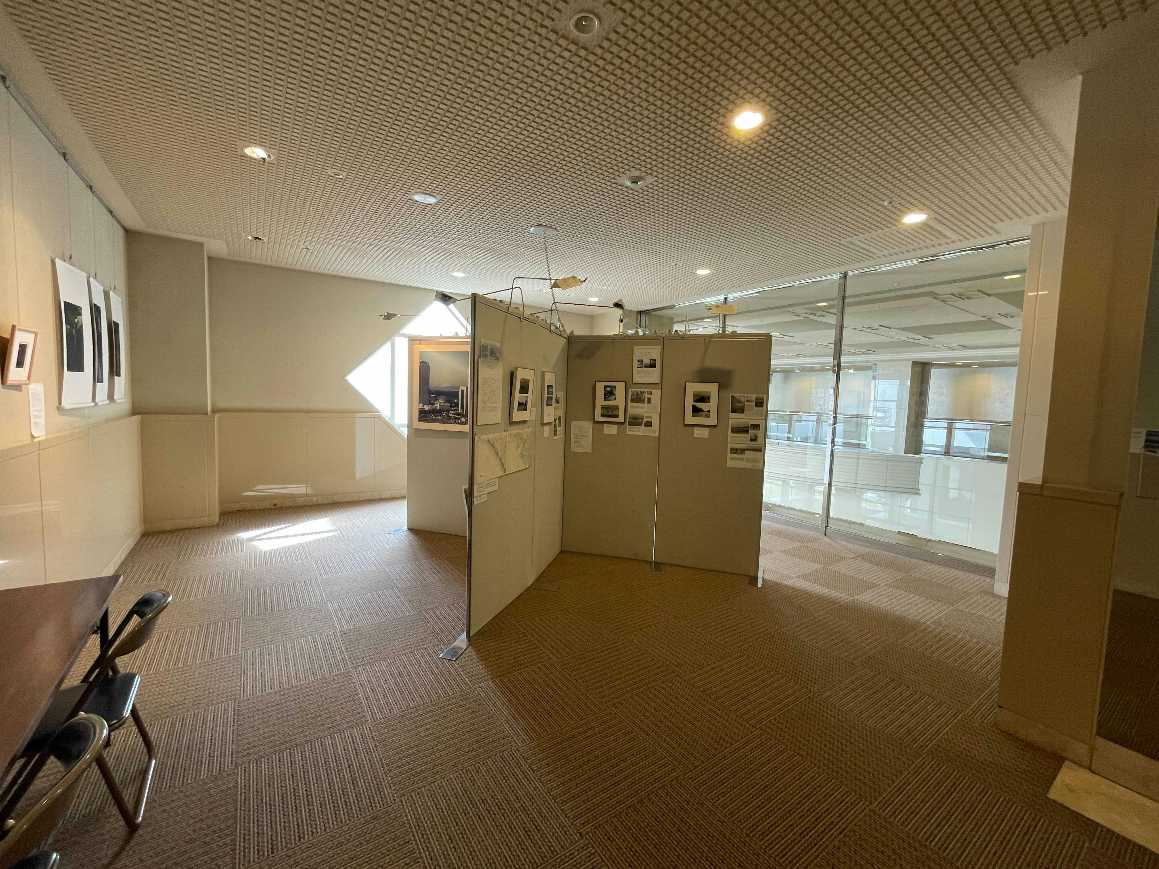 【ワールドビジネスガーデン】展示会や販売促進活動に適したエスカレーター横のイベントスペース(マリブダイニング3階)