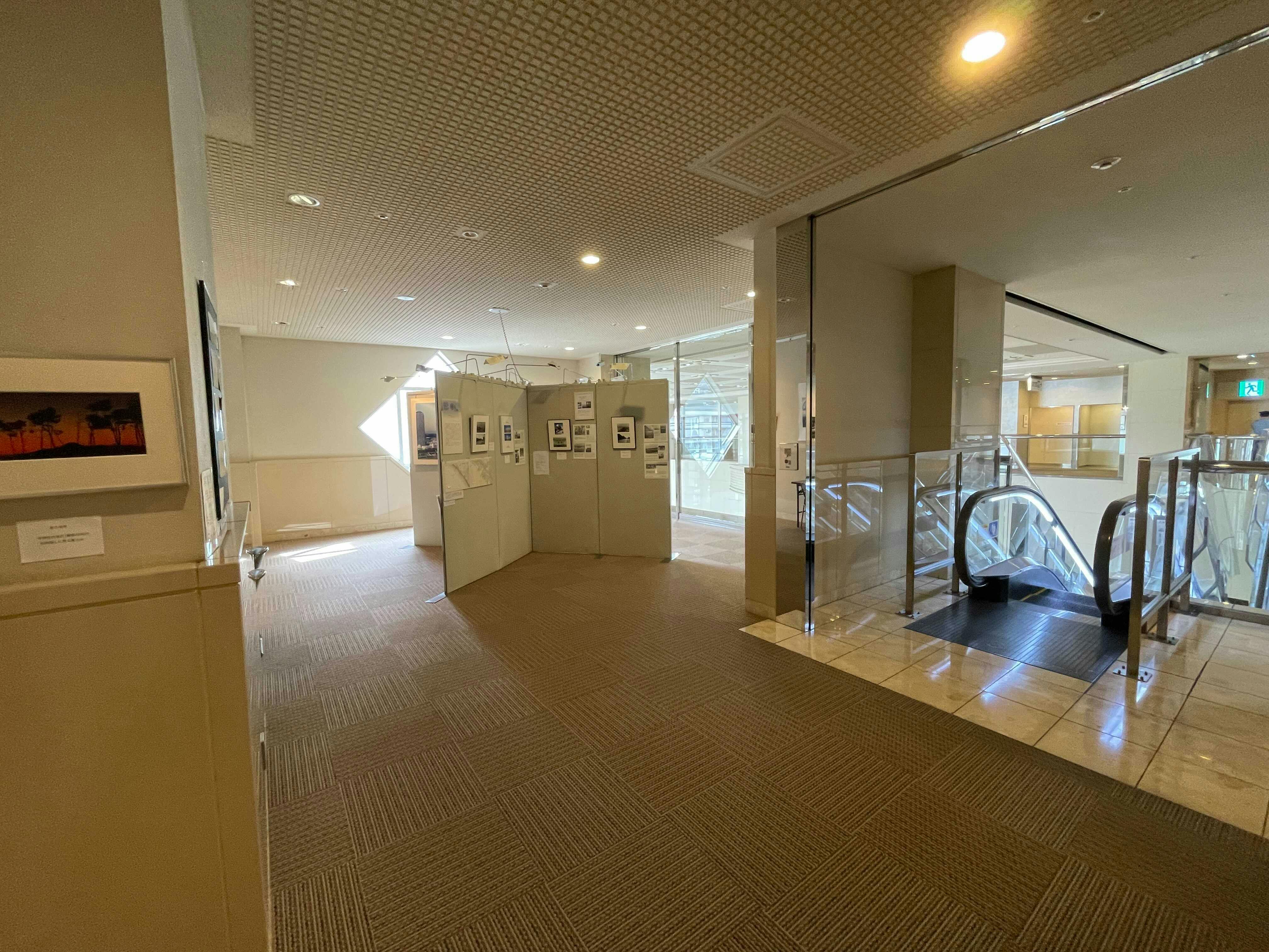 【ワールドビジネスガーデン】展示会や販売促進活動に適したエスカレーター横のイベントスペース(マリブダイニング3階)