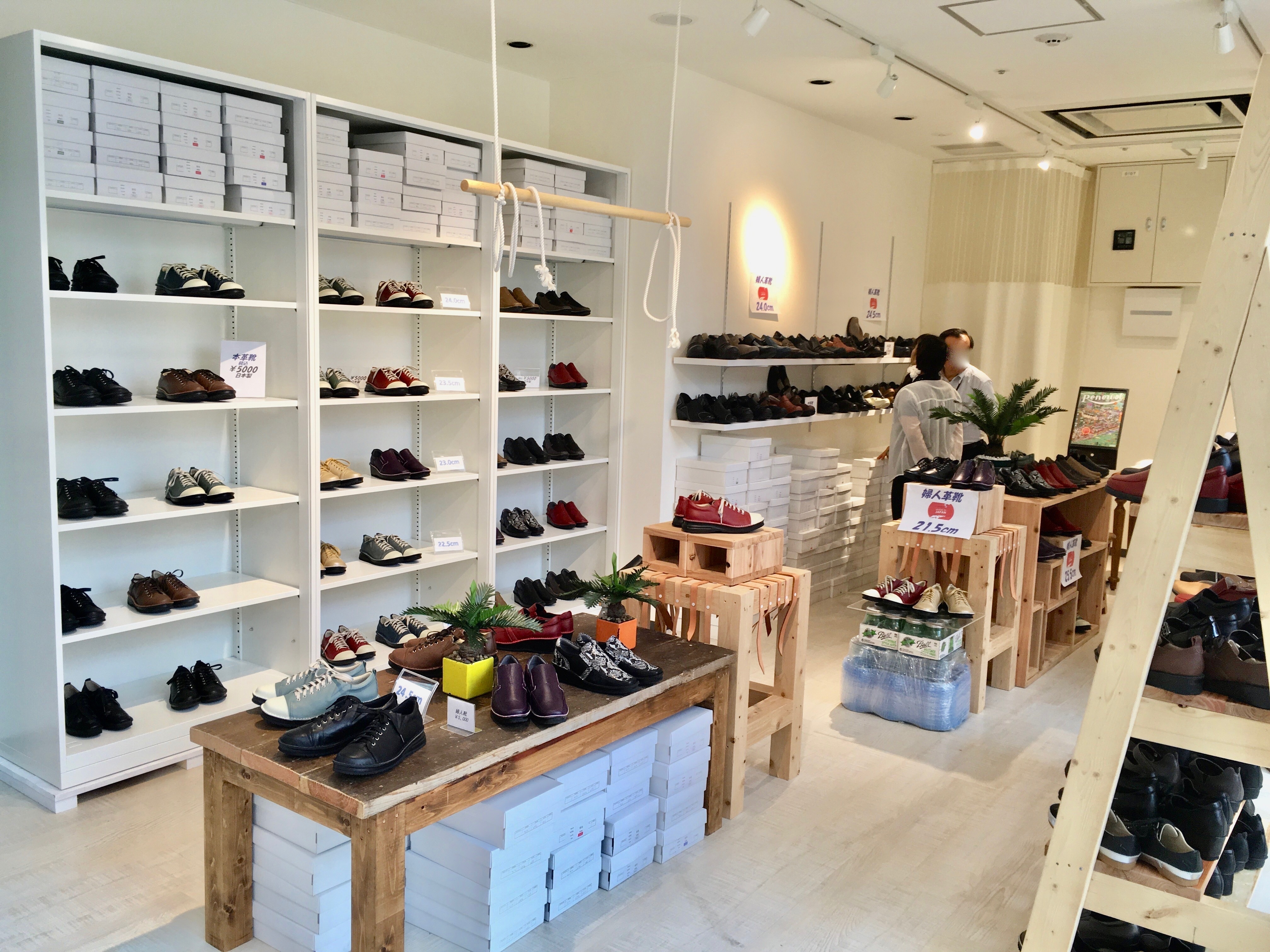 木製の展示棚やテーブル等の什器は常設しております。