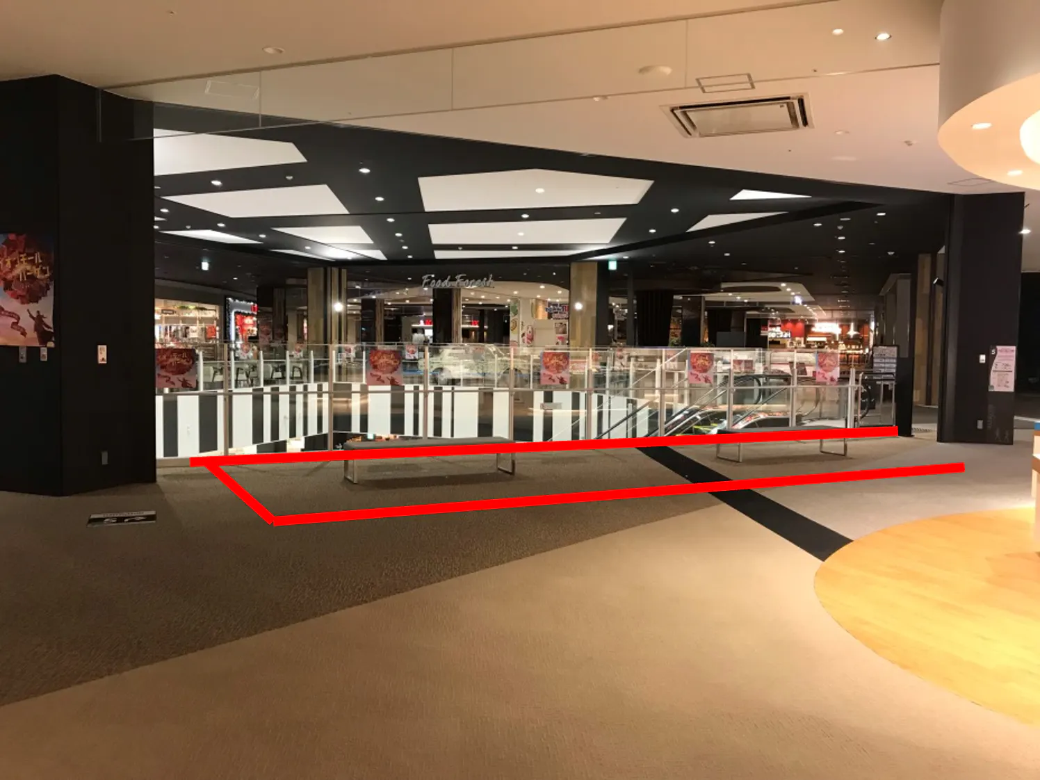 【イオンモール座間】3階ノースコート吹き抜け（zoff前）