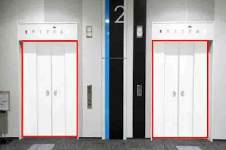 【イオンモール常滑】モール内広告 エレベーターの画像1