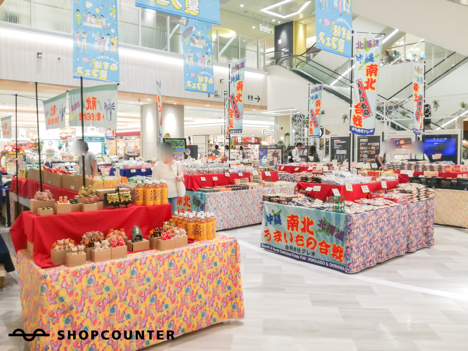 施設中央付近のエスカレーター横にあり多くのお客様の目に留まるスペースです