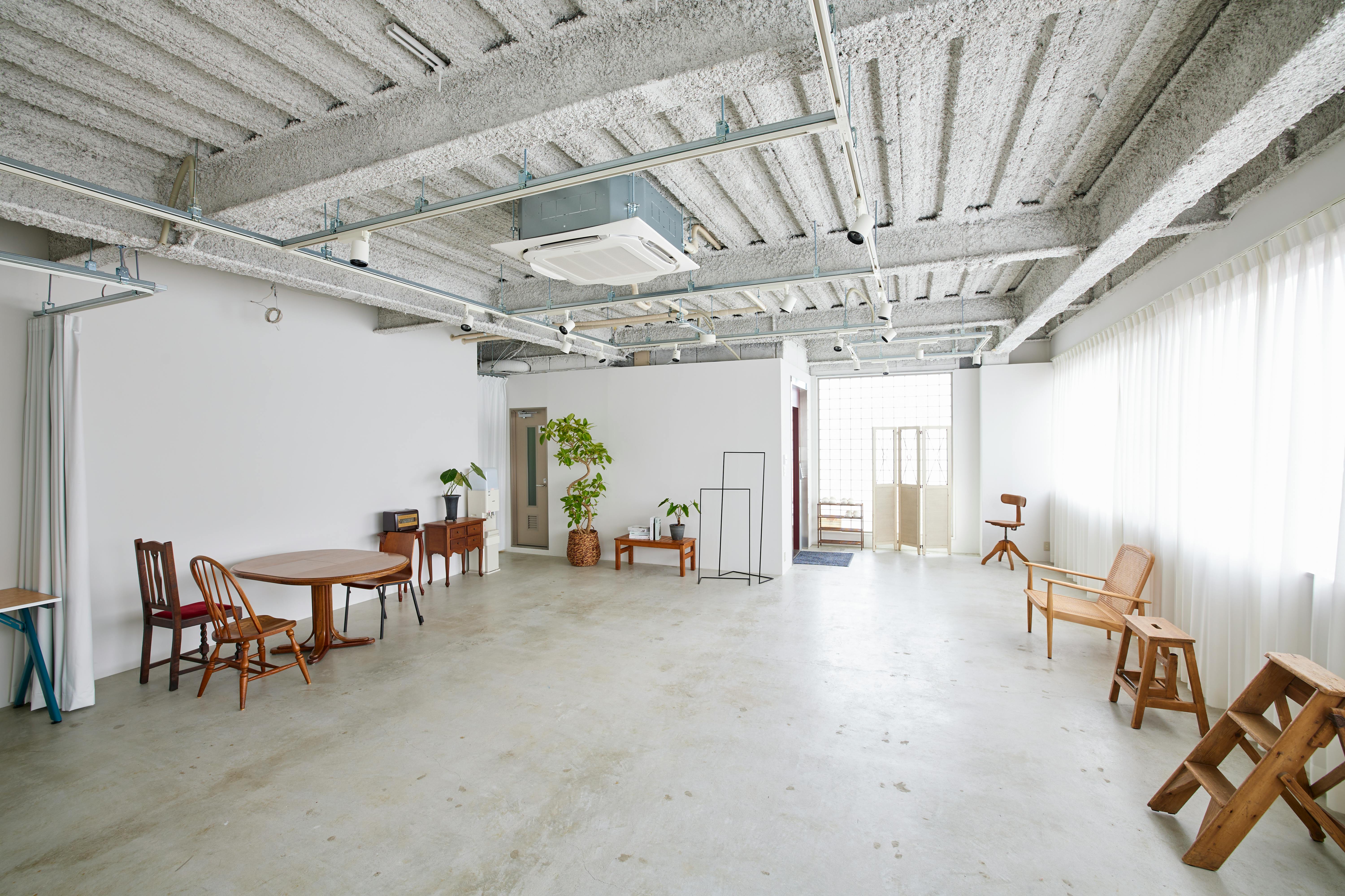 【桃谷駅6分】ロケや撮影会等の撮影用途、アパレルの展示会や販売会に最適な明るく開放的なスタジオスペース