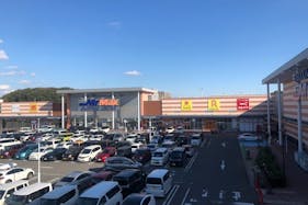 【ミスターマックス 町田多摩境店】ヒルトップデッキ入口 販促プロモーションや物販用途に最適な総合ディスカウントストアの催事イベントスペース