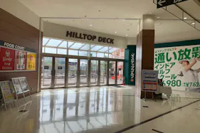 【ミスターマックス 町田多摩境店】ヒルトップデッキ入口 販促プロモーションや物販用途に最適な総合ディスカウントストアの催事イベントスペース