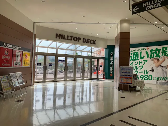 【ミスターマックス 町田多摩境店】ヒルトップデッキ入口 販促プロモーションや物販用途に最適な総合ディスカウントストアの催事イベントスペースの画像