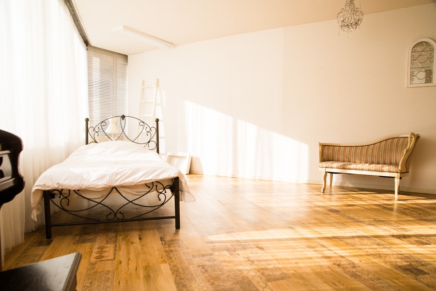 白のベッドやアンティーク調の家具がポイントです。