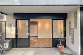 【代々木公園駅5分/代々木八幡駅3分】視認性の高い路面イベントスペース。駅近くの閑静な住宅街にあり各種ポップアップストアや展示会等に最適