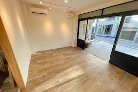 【代々木公園駅5分/代々木八幡駅3分】視認性の高い路面イベントスペース。駅近くの閑静な住宅街にあり各種ポップアップストアや展示会等に最適