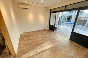 【代々木公園駅5分/代々木八幡駅3分】視認性の高い路面イベントスペース。駅近くの閑静な住宅街にあり各種ポップアップストアや展示会等に最適