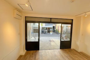 【代々木公園駅5分/代々木八幡駅3分】視認性の高い路面イベントスペース。駅近くの閑静な住宅街にあり各種ポップアップストアや展示会等に最適