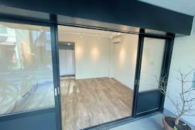 【代々木公園駅5分/代々木八幡駅3分】視認性の高い路面イベントスペース。駅近くの閑静な住宅街にあり各種ポップアップストアや展示会等に最適