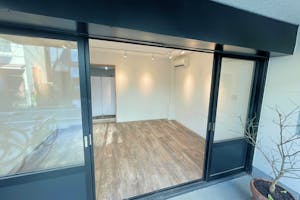 【代々木公園駅5分/代々木八幡駅3分】視認性の高い路面イベントスペース。駅近くの閑静な住宅街にあり各種ポップアップストアや展示会等に最適