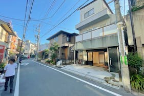 【代々木公園駅5分/代々木八幡駅3分】視認性の高い路面イベントスペース。駅近くの閑静な住宅街にあり各種ポップアップストアや展示会等に最適