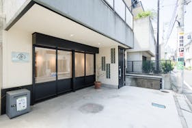 【代々木公園駅5分/代々木八幡駅3分】視認性の高い路面イベントスペース。駅近くの閑静な住宅街にあり各種ポップアップストアや展示会等に最適