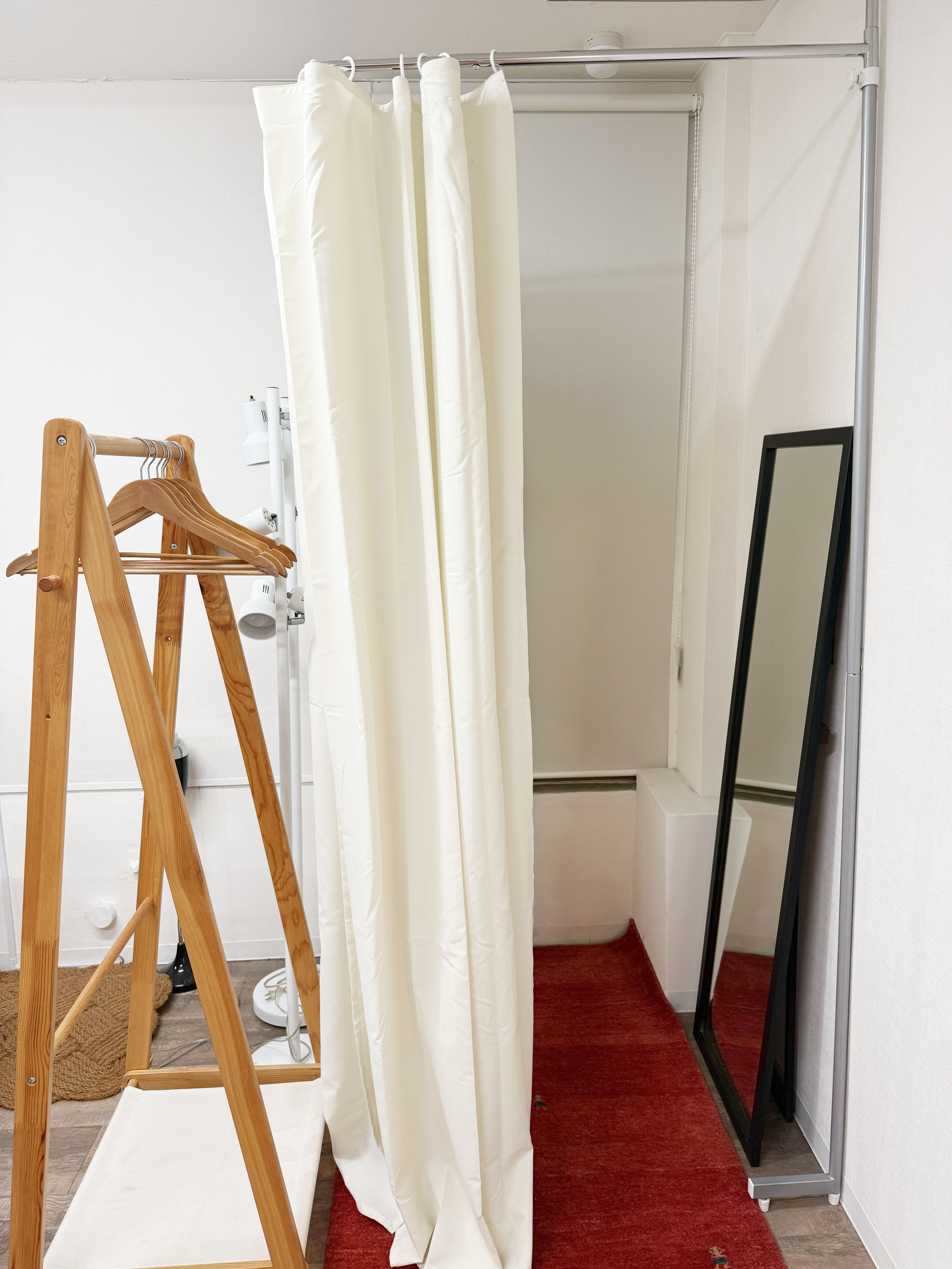 試着室もご利用いただけます。（バックヤード）