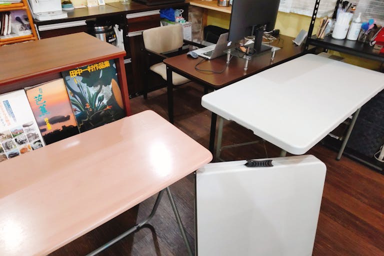 テーブルを追加しました。 140cm × 60cm 1台 120cm × 60cm 2台(折りたたみ式) 90cm × 45cm 1台(折りたたみ式)