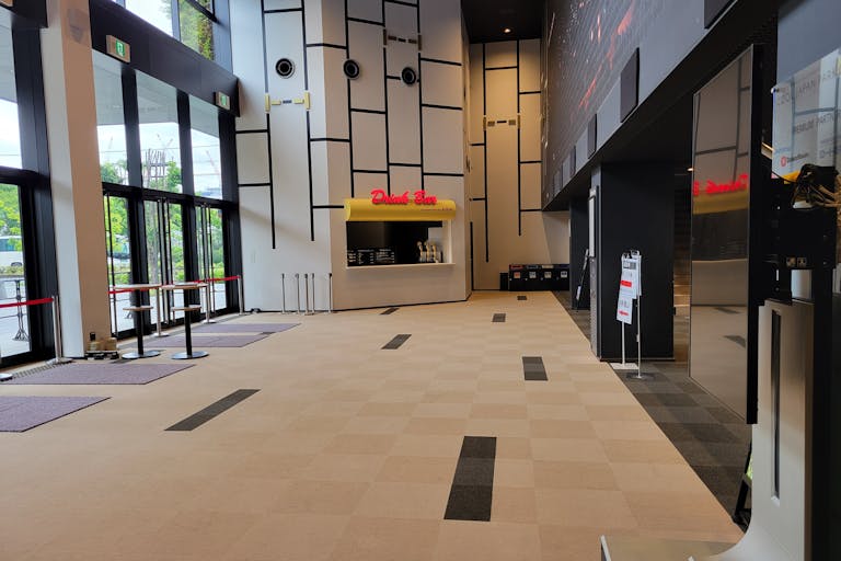 横からみたロビー①