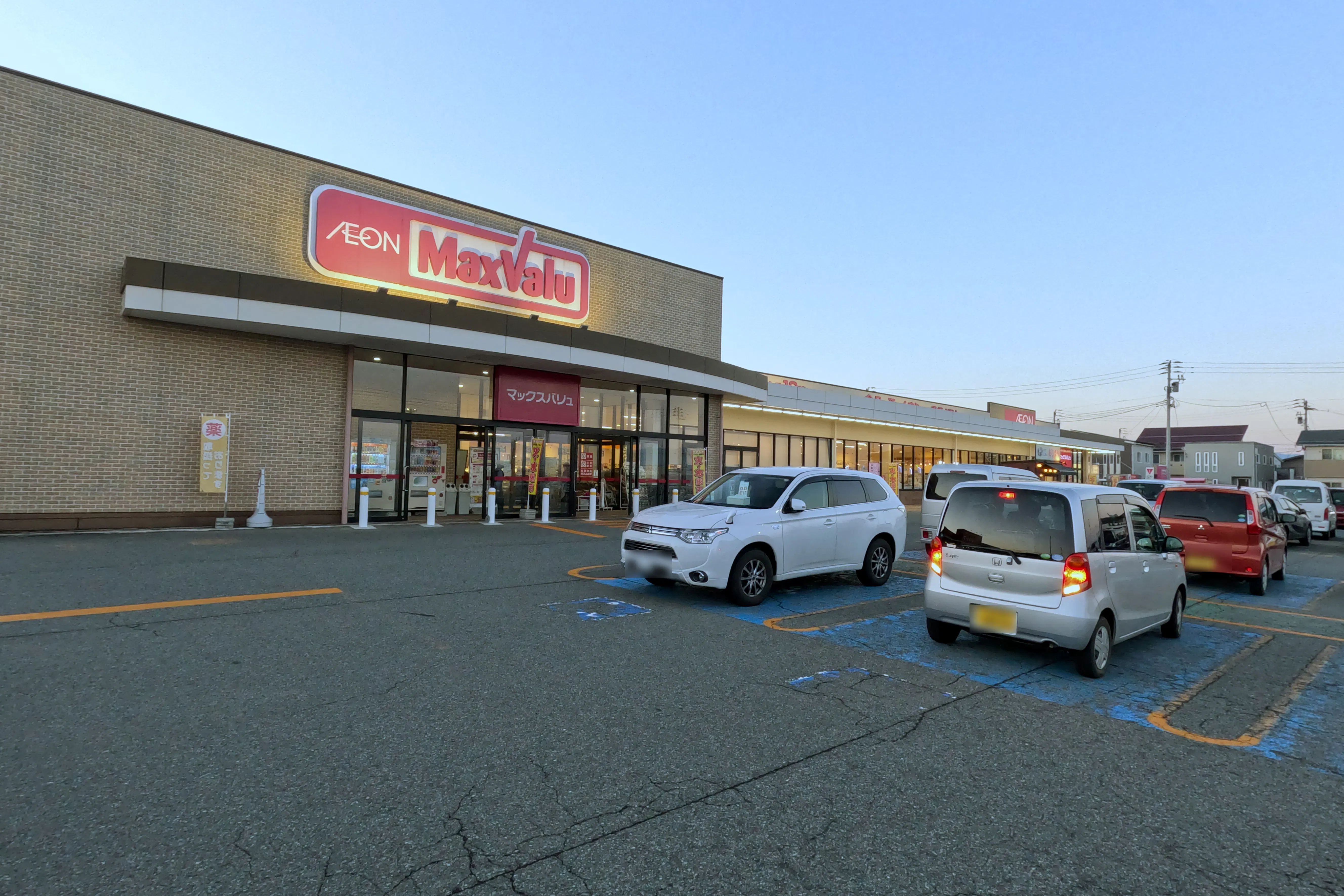 【マックスバリュ寒河江中央店】各種プロモーションイベントに最適な店内入口付近にあるイベントスペース