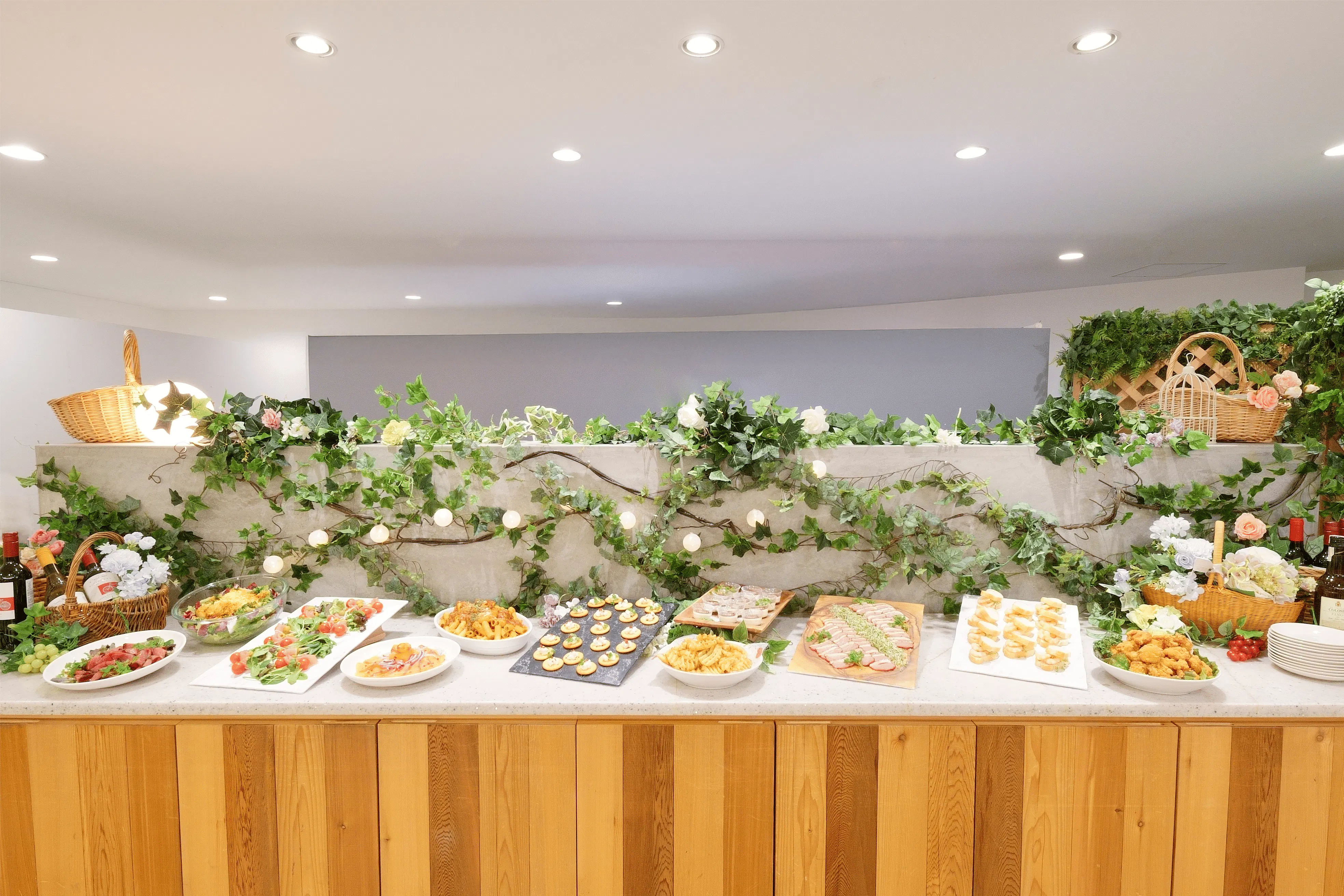 【西新宿駅2分】パーティーやセミナーに適した白を基調とした明るい雰囲気な貸切スペース