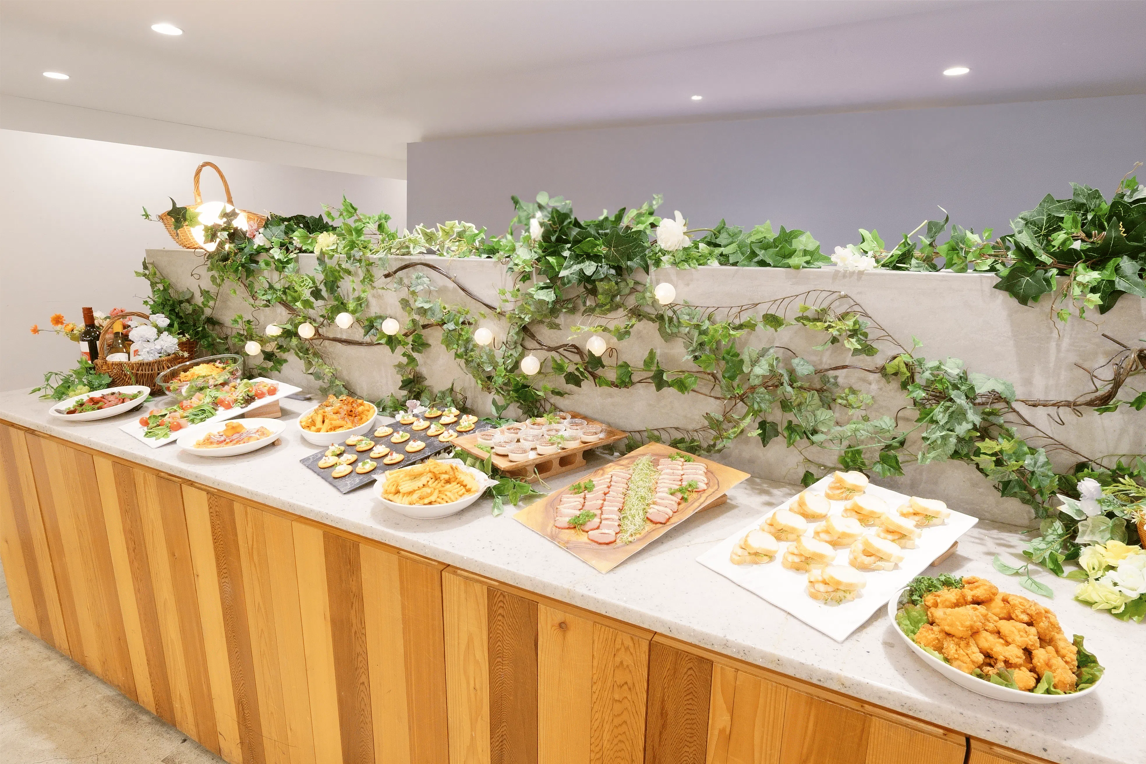 【西新宿駅2分】パーティーやセミナーに適した白を基調とした明るい雰囲気な貸切スペース