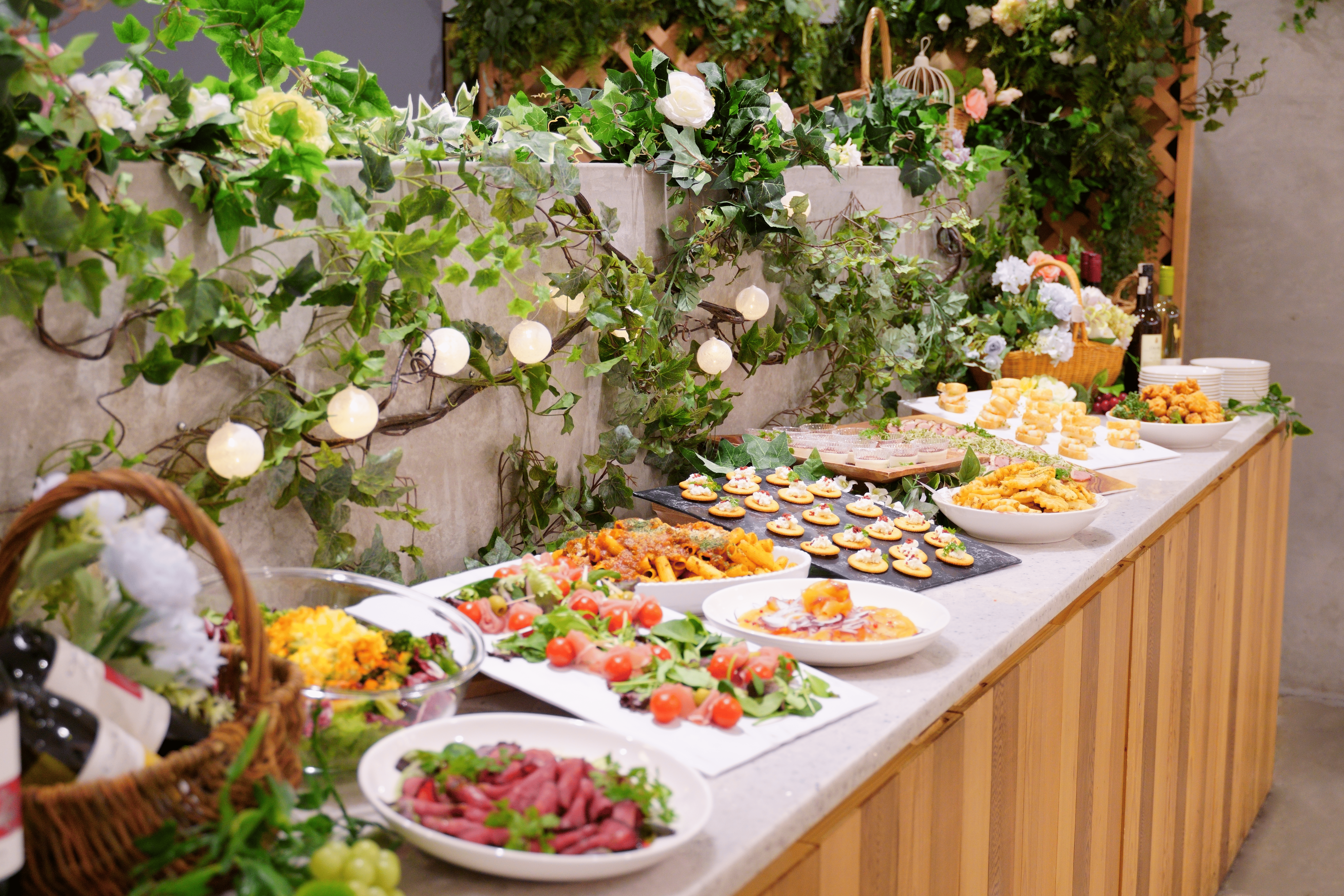 【西新宿駅2分】パーティーやセミナーに適した白を基調とした明るい雰囲気な貸切スペース