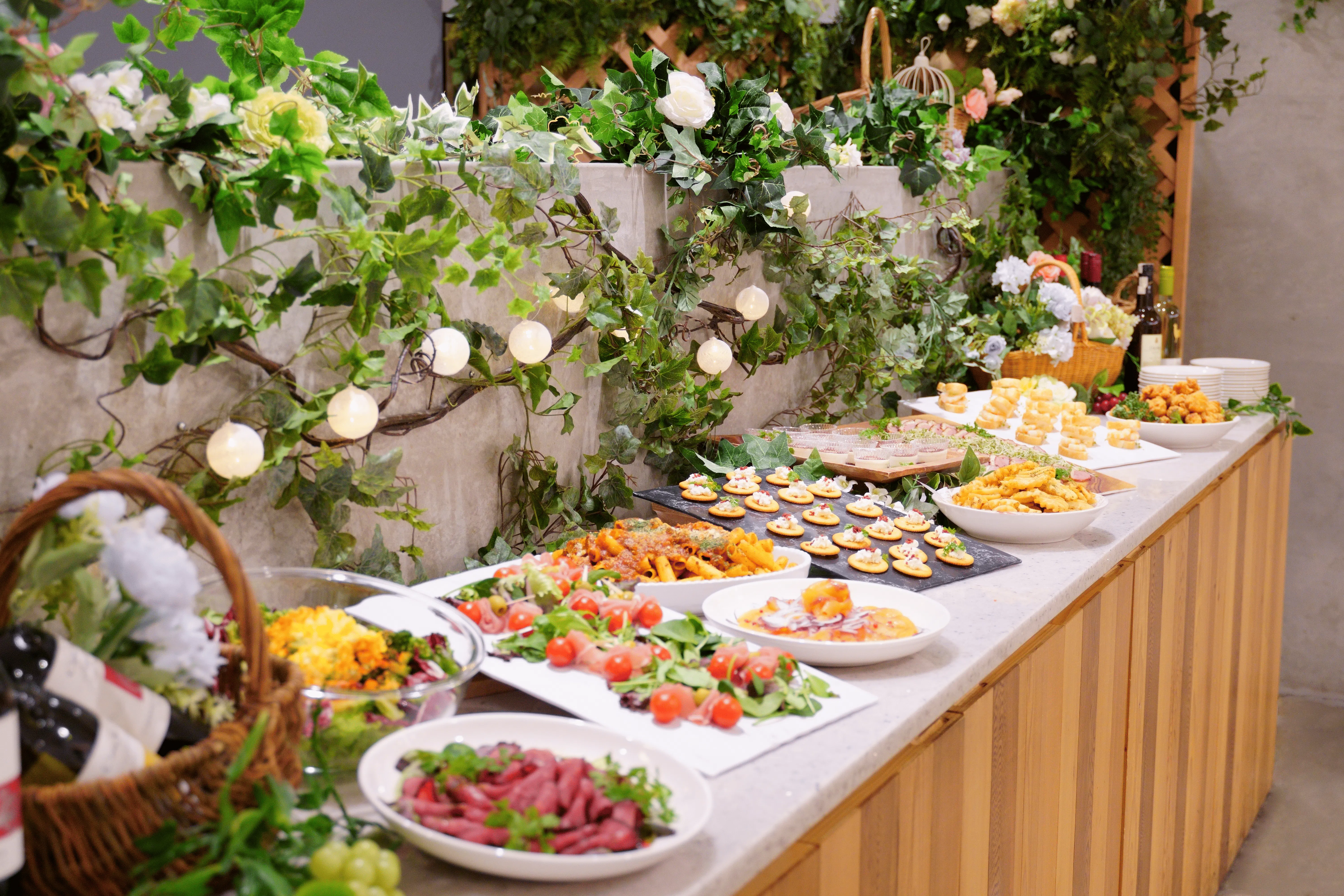 【西新宿駅2分】パーティーやセミナーに適した白を基調とした明るい雰囲気な貸切スペース