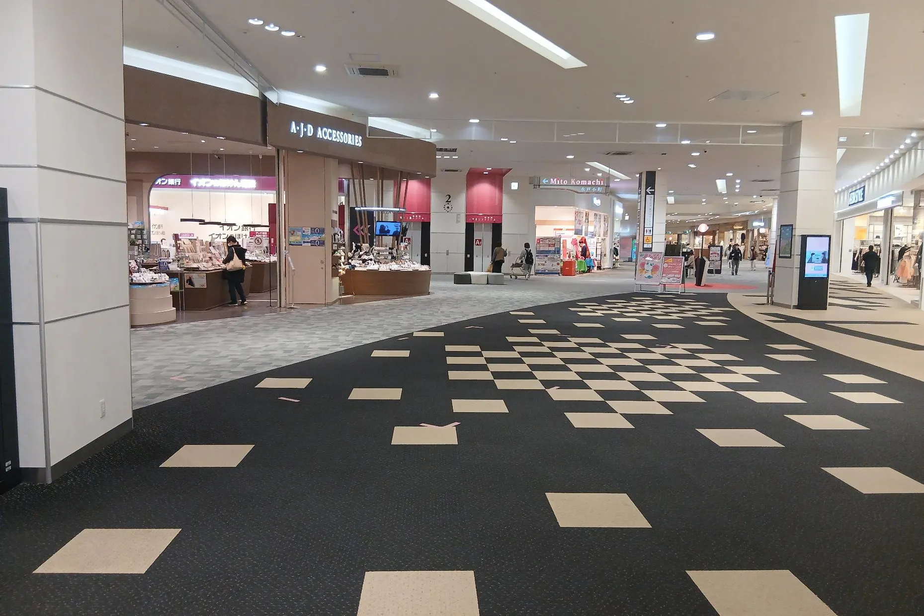 【イオンモール水戸内原】アジェデアクセサリーズ前