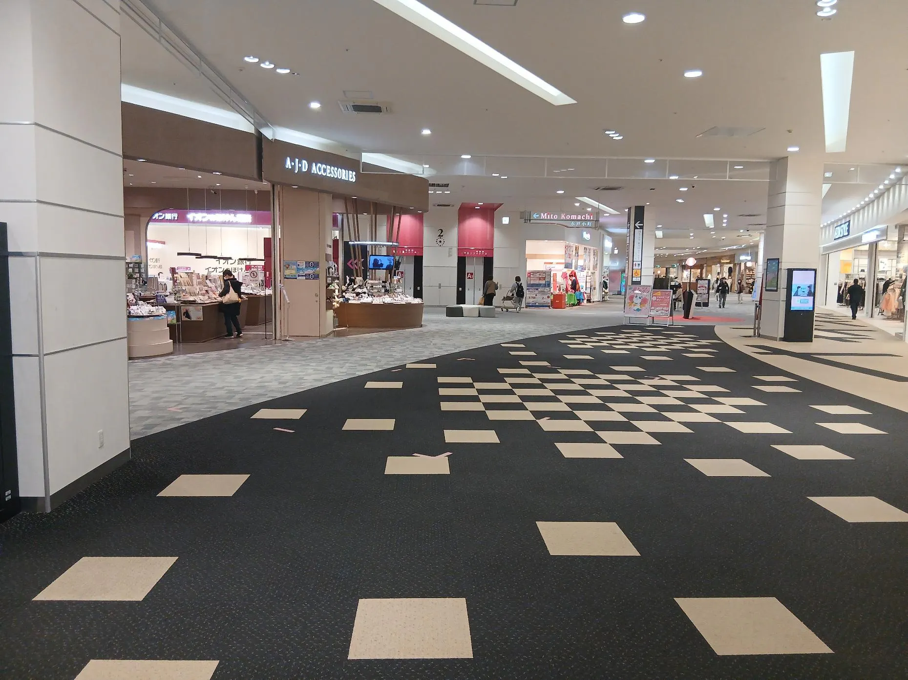 【イオンモール水戸内原】アジェデアクセサリーズ前