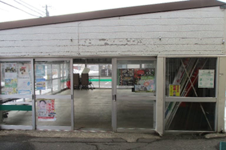 【Aコープやわた店】食物販やプロモーションに利用可能な風除室スペースの画像1