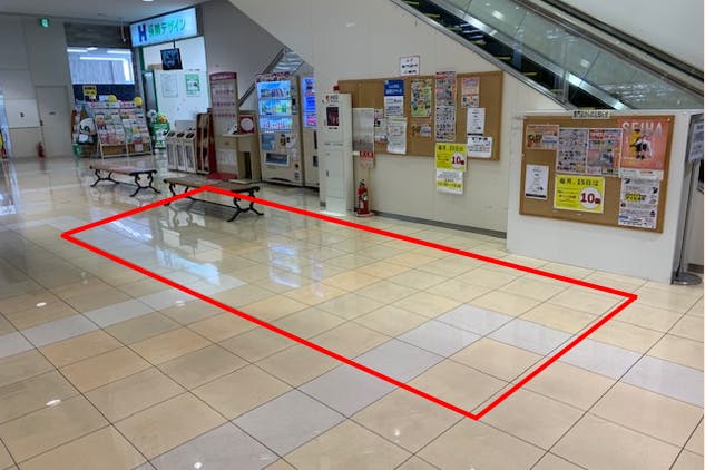 【イオンタウン東大阪】セールスプロモーションやポップアップストアに適した施設1階のエスカレーター横の通行量の多いイベントスペース