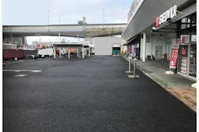 【西友 松河戸店】店頭南側入口付近 (駐車場) キッチンカー・コーヒーテイクアウトや、たいやき・焼き鳥・クレープ など販売におすすめな屋外催事イベントスペース
